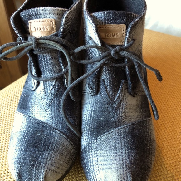 Toms plaid wedge. Gently worn. Size 8 - Picture 4 of 4